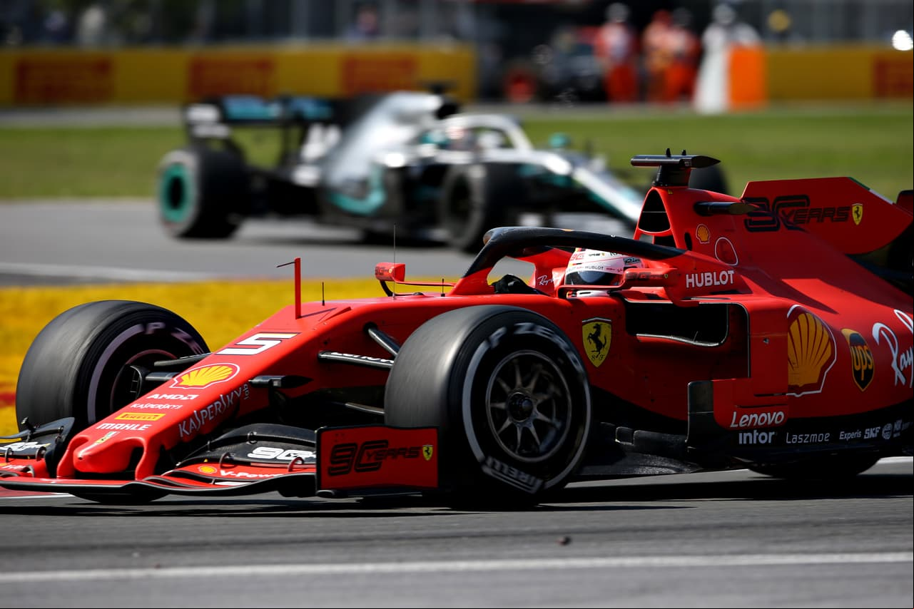 Sebastian Vettel fue sancionado por una maniobra que los comisarios interpretaron como peligrosa en la que impidió el paso y cortó terreno cuando Hamilton lo perseguía.