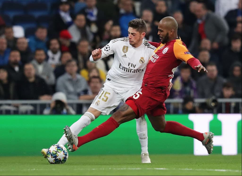 Federico Valverde y Marcao pelean para obtener la posesion del balón.