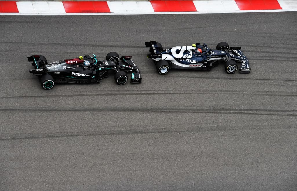 Lewis Hamilton se lleva el Gran Premio de Rusia tras una carrera muy caótica que tuvo muchos altibajos y así el piloto británico suma su victoria número 100. Max Verstappen de Red Bull quedó segundo y Carlos Sainz llegó en la tercera posición. El mexicano Sergio Pérez tras ocupar la primera posición de la carrera, cayó hasta el noveno lugar en la Formula 1.