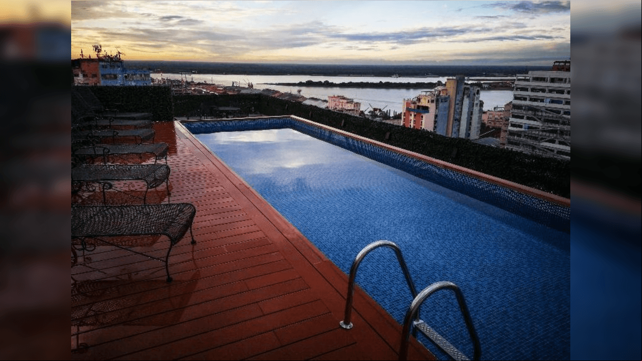 La impresionante piscina de la azotea ofrece una vista sensacional de la bahía en la capital paraguaya.