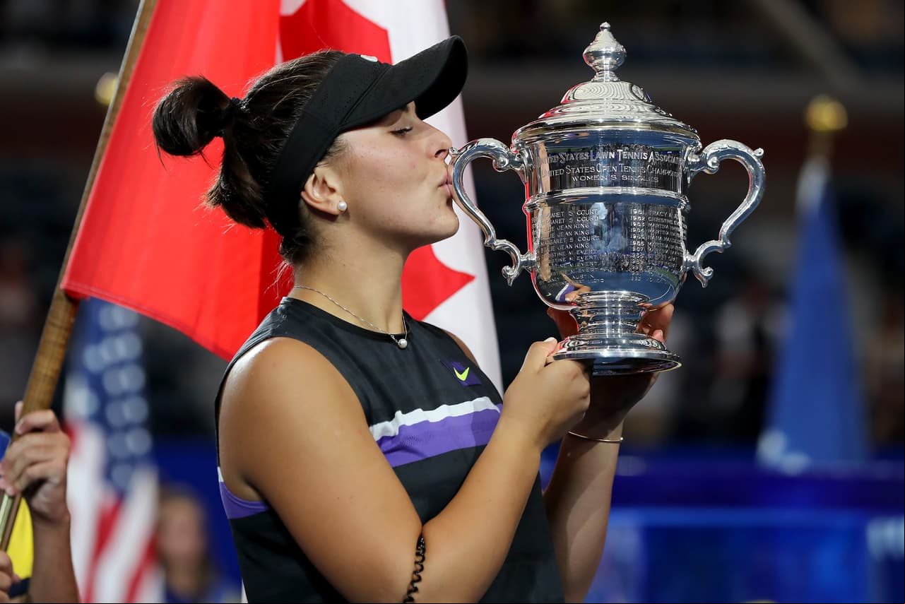 Bianca Andreescu besa el trofeo de Abierto de Estados Unidos, conseguido tras vencer a Serena Williams.