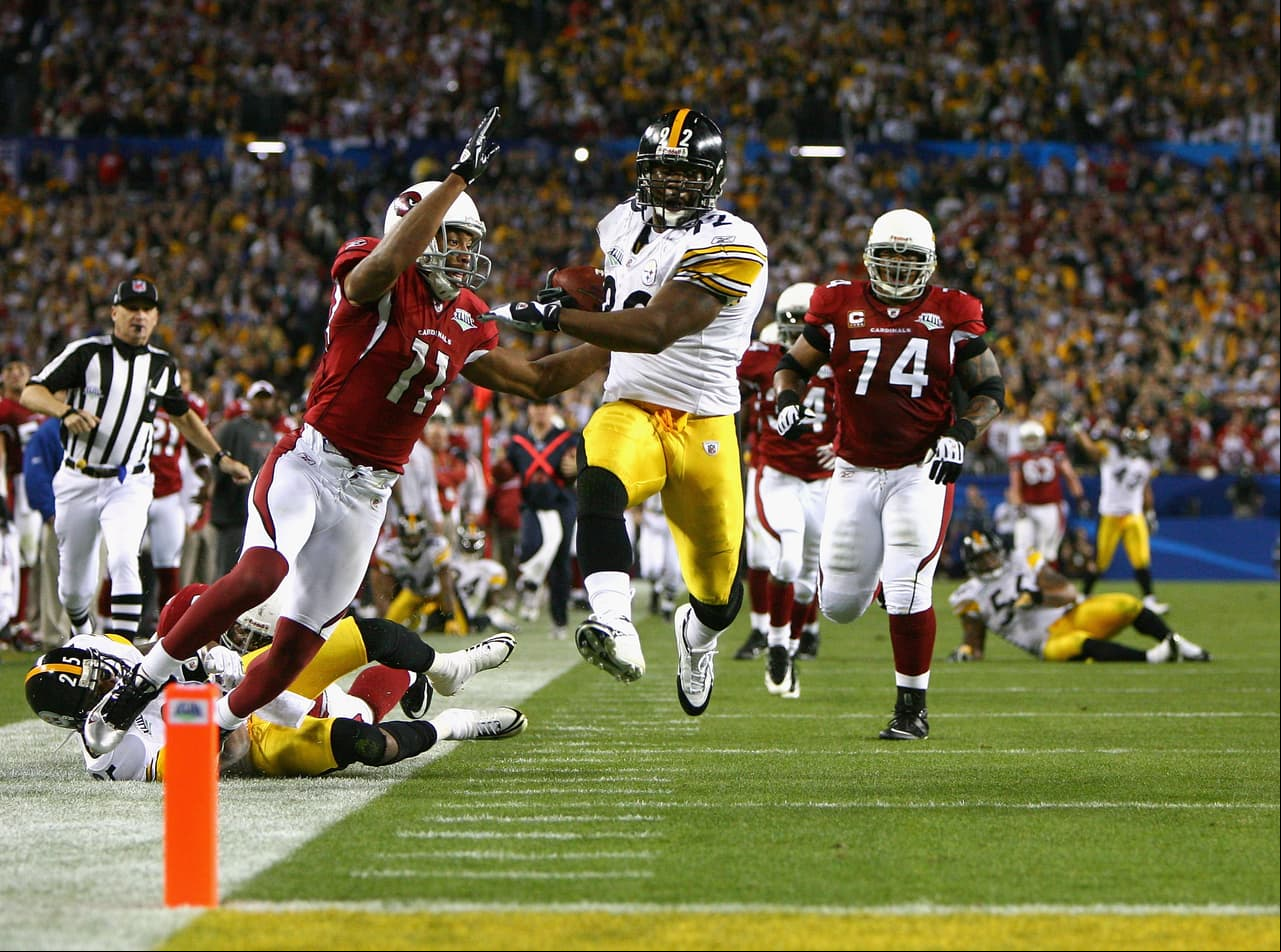 James Harrison #92 de Pittsburgh Steelers anota touchdown después de una intercepción de 100 yardas. Año 2009.