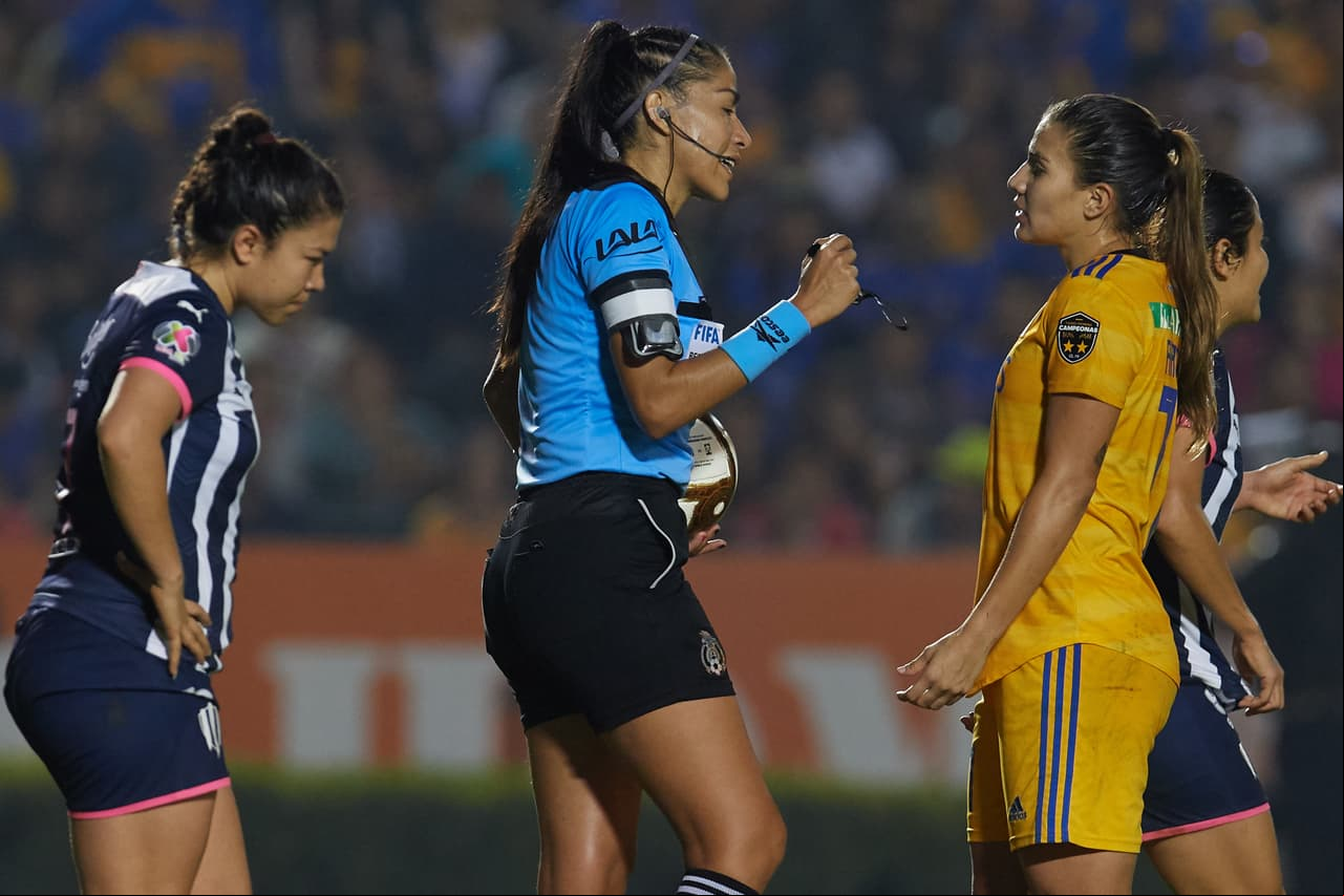 Con goles de Belén Cruz por parte de Tigres y gol de Ania Mejía para Monterrey, las regias empatan en el volcán, en la ida de la final de la Liga MX Femenil.