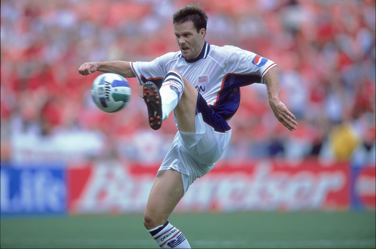 Tiempo después, se conoció que el técnico Bruce Arena decidió dejar por fuera a Harkes tras conocer que tuvo un 'acercamiento' con la esposa del delantero Eric Wynalda.
