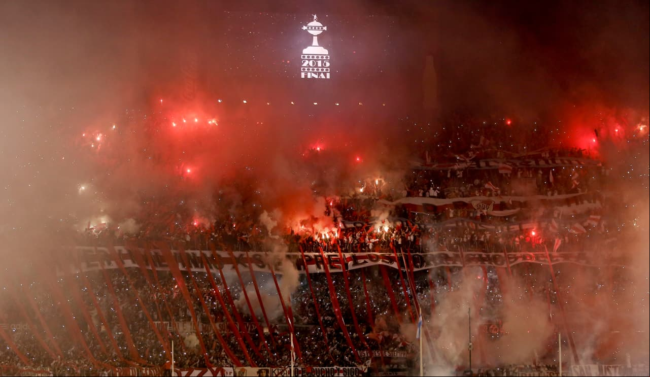 Fueron cinco minutos los que pasaron los jugadores de Tigres aguantando a la afición encima mientras River Plate demoraba la salida a la cancha. ¿A propósito?