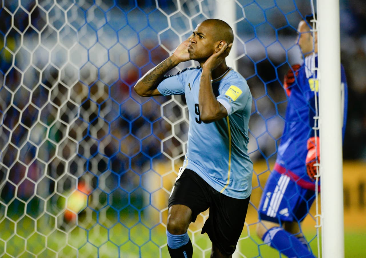 Nombre: Diego Rolán. Posición: Delantero. Edad: 23 años. Club: Bordeaux (Francia). Veces seleccionado: 17. Descripción: En el 2012 fue convocado por primera vez a la selección para jugar 2 partidos contra Japón y Corea del Sur. Metió su primer gol con la Celeste ante Chile ese mismo año. Una de las características de Diego Rolán es la polivalencia, pues puede jugar como referente arriba o de extremo en una de las bandas. Incluso, acompañando a otro punta arriba, como segundo delantero.