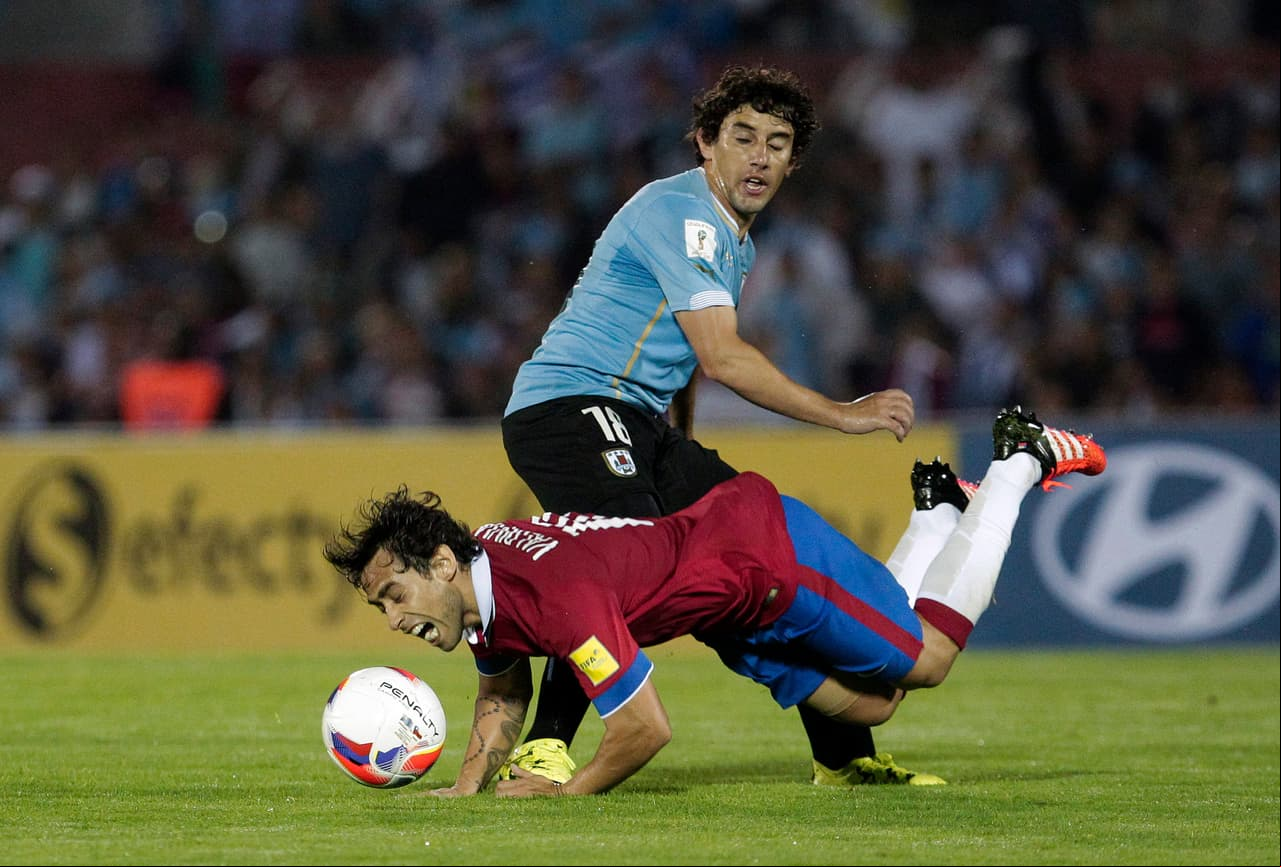 Nombre: Matías Corujo. Posición: Mediocampista. Edad: 30 años. Club: Universidad de Chile (Chile). Veces seleccionado: 12. Descripción: Matías juega como Lateral Derecho o Mediocampista. Corujo se formó en Wanderers. En el año 2006 debutó oficialmente con el primer equipo, luego pasó al Peñarol y más tarde a Paraguay en donde se consagró campeón con Cerro Porteño. Corujo es un jugador rápido, que mantiene bien el balón, en estos momentos juega para la U de Chile.
