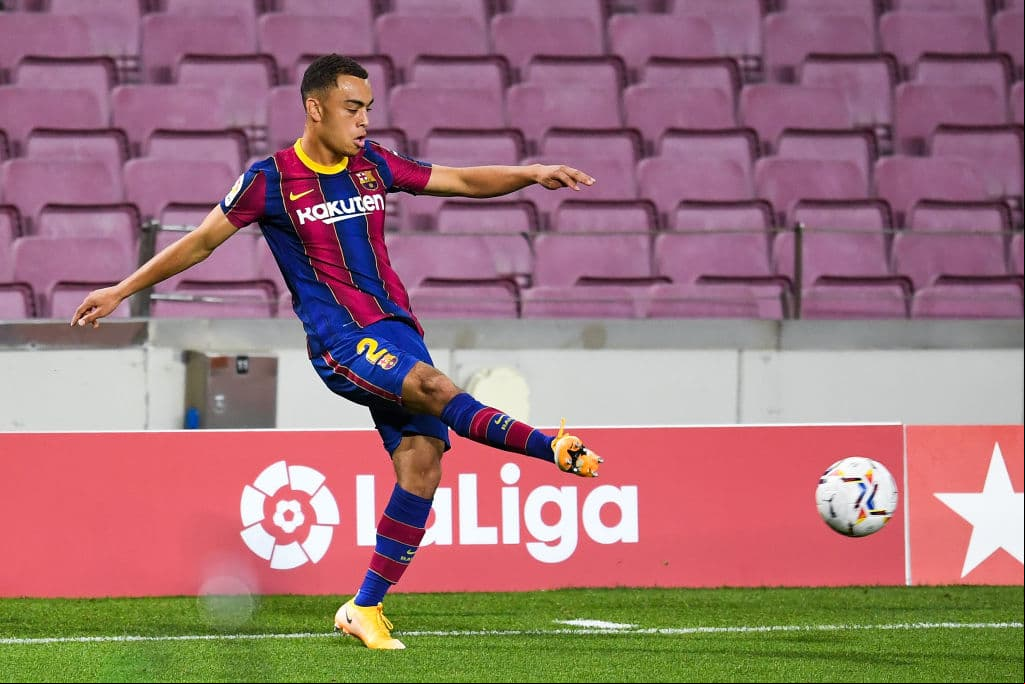 Sergiño Dest | Su paso del Ajax al Barcelona ha sido uno de los fichajes que acaparó la atención mediática; tiene 19 años.