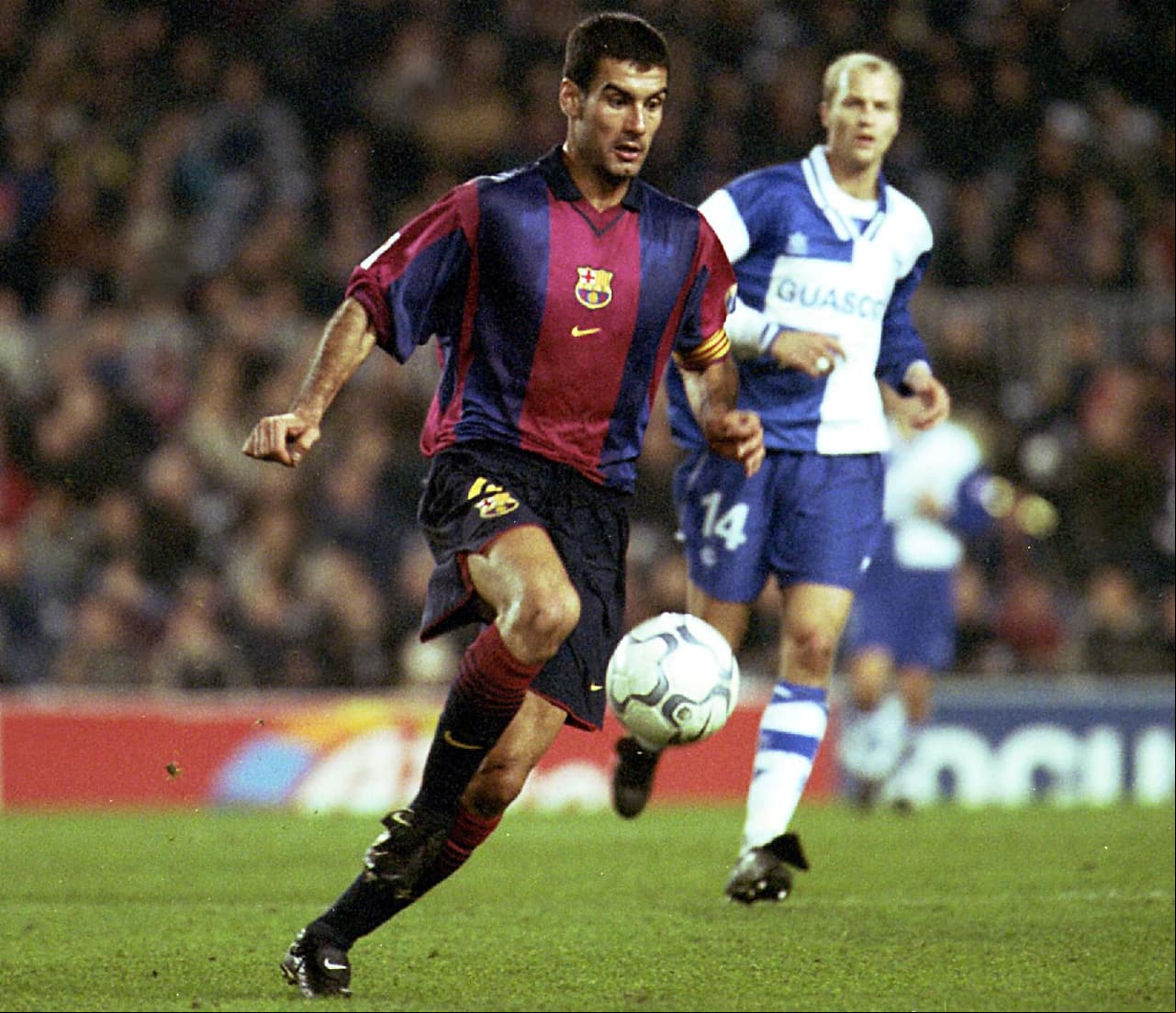 Josep Guardiola fue otra de las piezas en el llamado 'Dream Team' de Barcelona, desde su debut en 1990. Estuvo en el club hasta 2001 y tras un periplo por el mundo volvió para ser entrenador. Como director técnico también le dio brillo al club catalán, incluso como DT del propio Messi con el que ganó todo lo que disputaron.