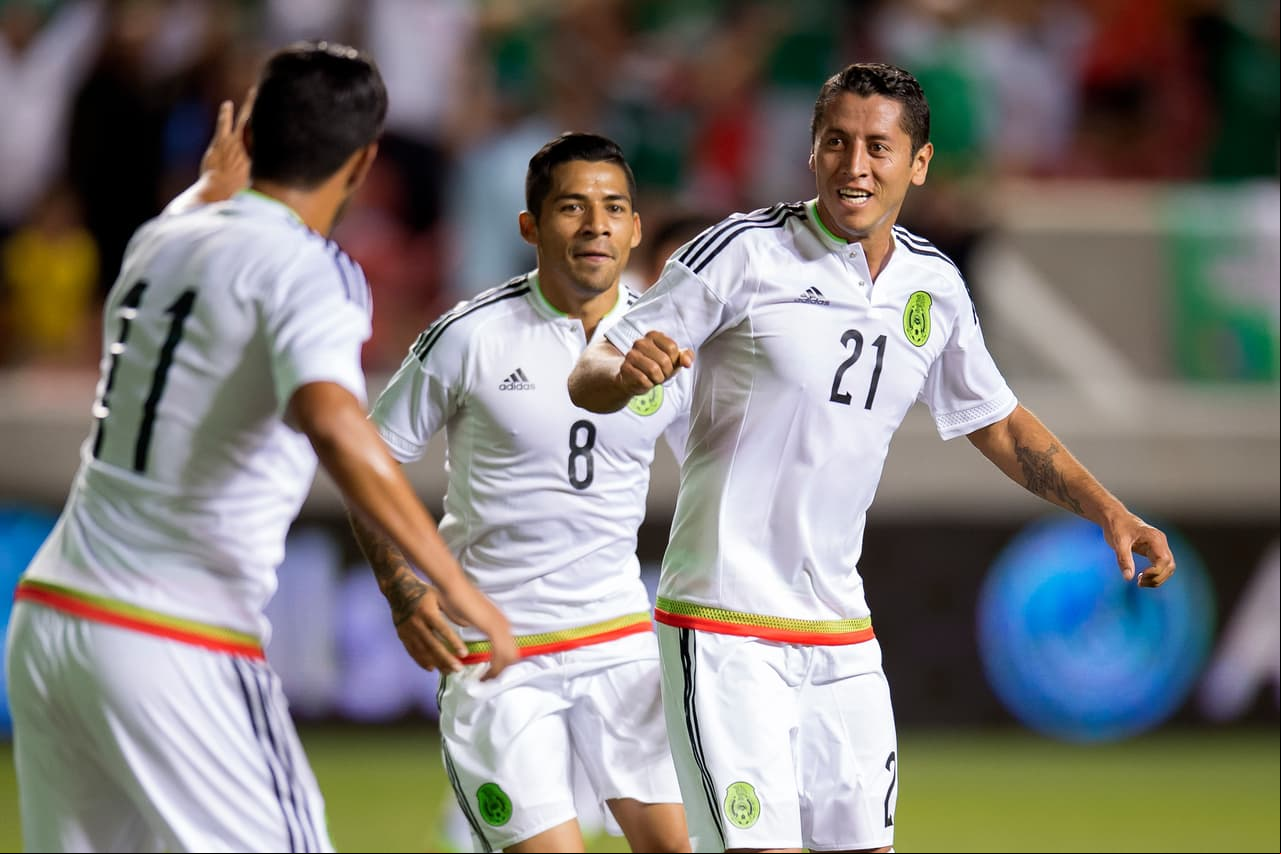 8-Carlos Esquivel debió sacar su talento para iniciar el regreso de México al encuentro. Su gol reavivó a un cuadro que se veía perdido sobre la cancha.