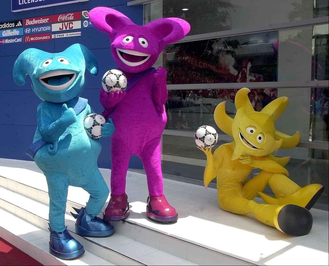 Ato, Kaz y Nik fueron las mascotas de Corea y Japón-2002 y eran tres seres futuristas "hechos de energía".