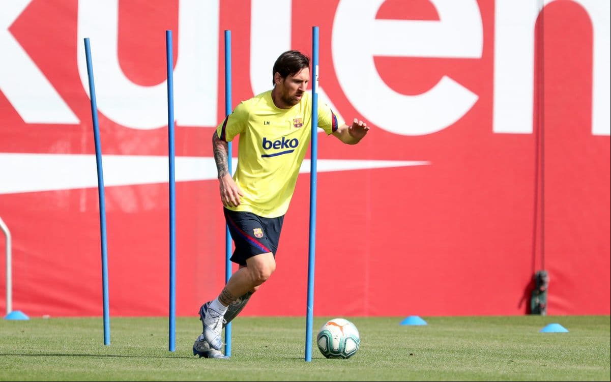 Los jugadores entrenan con distancia de seguridad y hacen ejercicios con y sin balón.