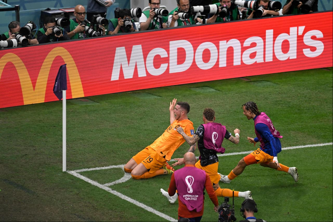 Argentina y Holanda se enfrentaron en tiempos extra y definieron en tanda de penaltis el pase a las semifinales donde la albiceleste consigue el boleto mientras que los Paises Bajos se convierten en el primer equipo que los pamperos eliminan en instancia de tiros de castigo.