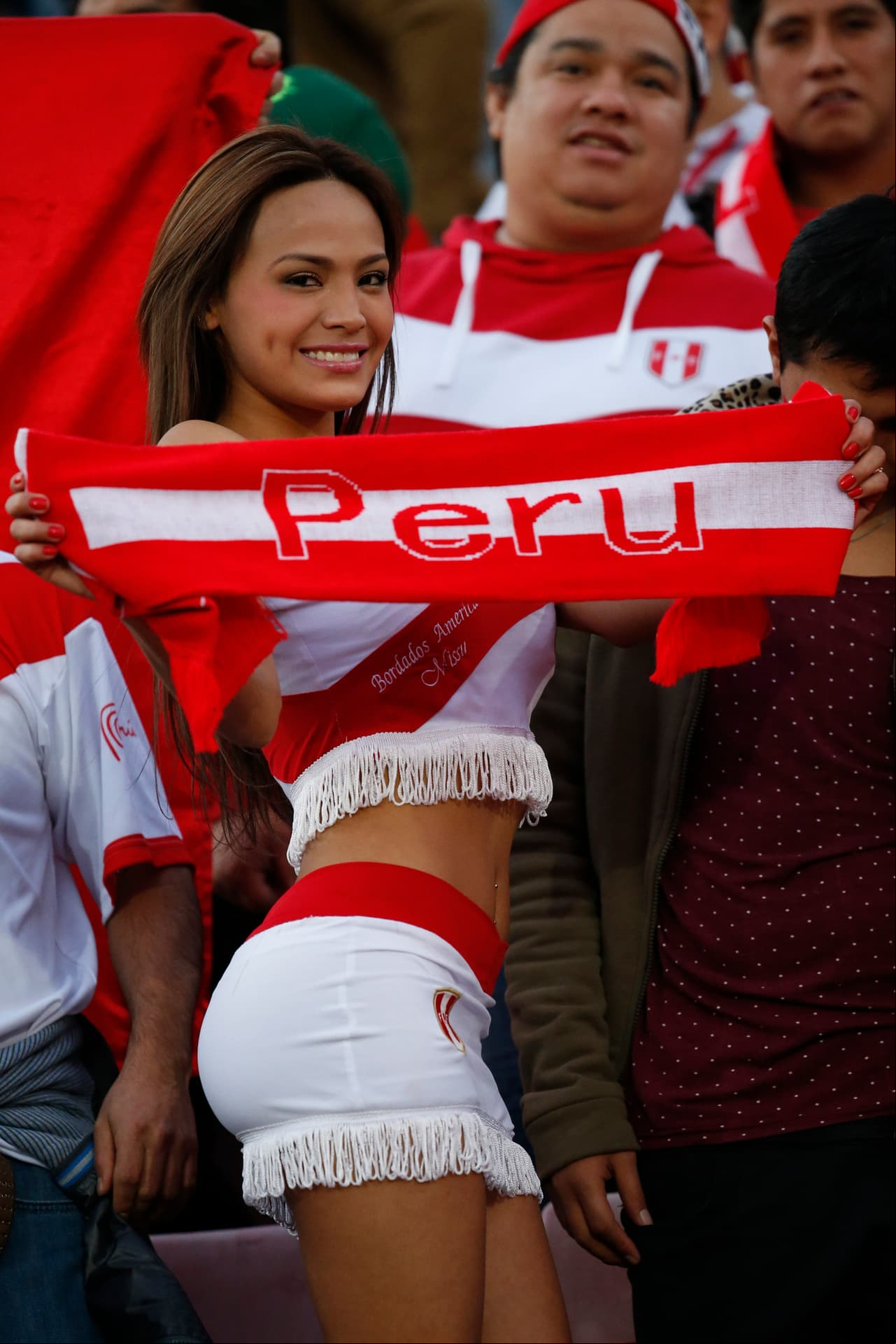 Las bellas aficionadas no podían faltar en las gradas.