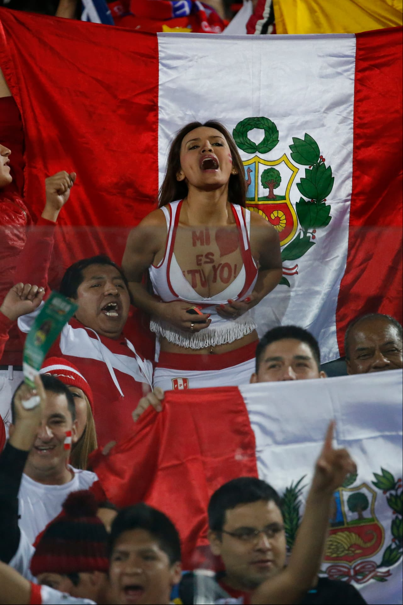 Las bellas aficionadas no podían faltar en las gradas.
