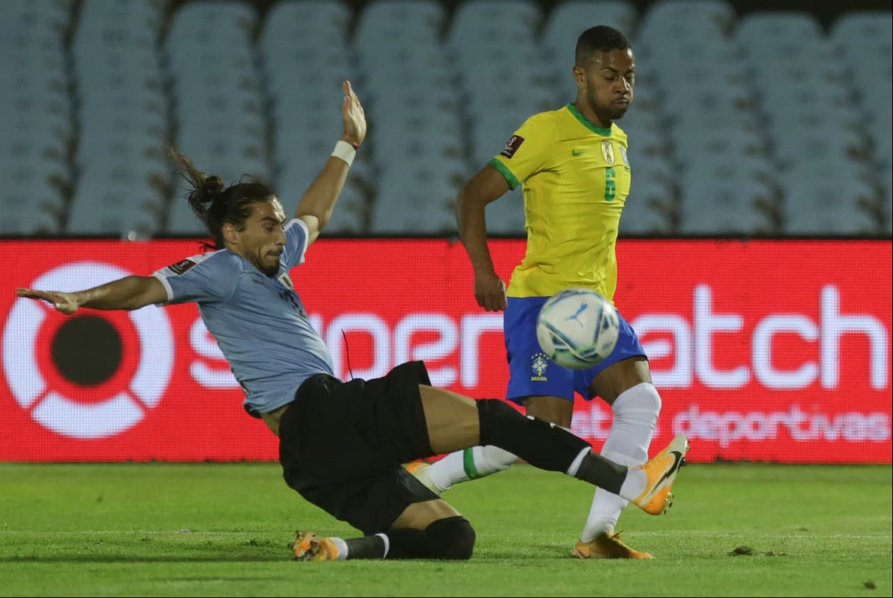 Con goles de Arthur y Richarlison Brasil vence a Uruguay, consiguen su cuarta victoria y continúan sin recibir gol en las eliminatorias rumbo al mundial de Qatar 2022.
