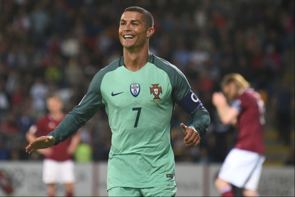 Cristiano Ronaldo no pierde puntería; hizo dos goles y Portugal gana 3-0 a Letonia