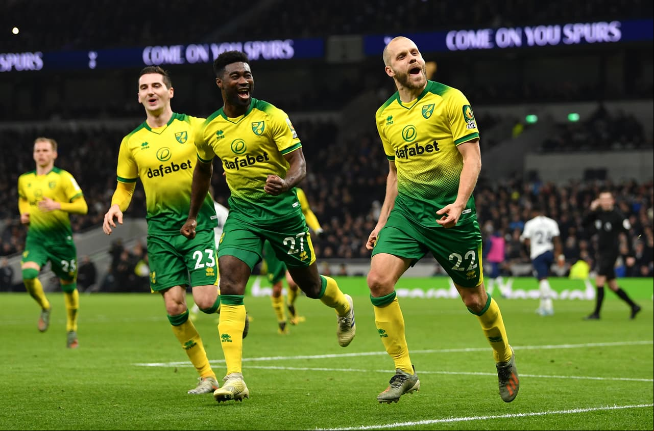 Tottenham 2-1 Norwich - Tottenham y Manchester United están empatados con 34 puntos. Norwich se mantiene en el último lugar de la tabla general con 17 unidades.