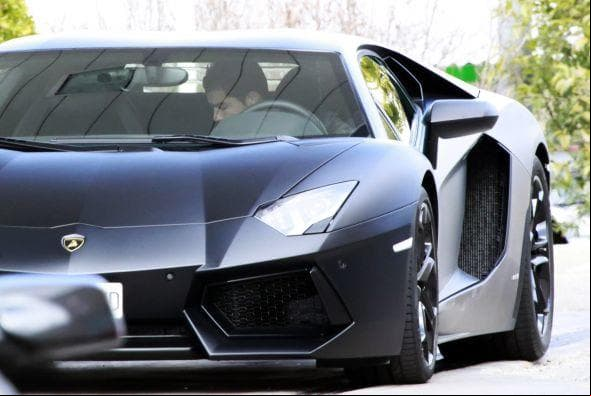 En el garaje de CR7 destaca este Lamborghini Aventador de esbelta carrocería negra. La edición Superveloce de este superauto es capaz de entregar nada menos que 740 caballos de fuerza, alcanzar una velocidad máxima de 217 mph y acelerar de 0 a 60 mph en sólo 2.7 segundos. Su precio aproximado va de los 400,000 dólares hasta los 530,000 dólares, según la versión.