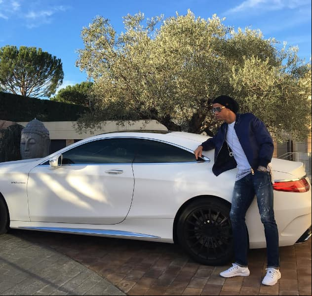 En la millonaria flota que CR7 exhibe en las redes sociales también aparece un Mercedes-AMG S 65 Coupe, un cuyo guardafangos lateral se advierte una referencia a la motorización: un V12 de 6.0 litros doble turbo, el cual se destaca por ser hecho a mano y entregar nada menos que 621 caballos de fuerza.
