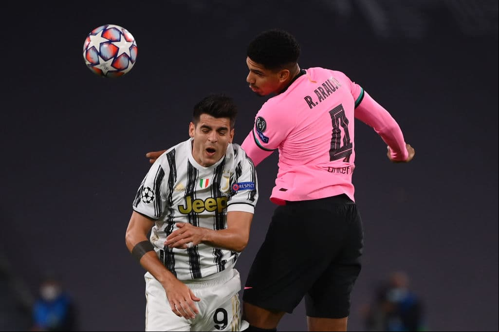Con goles anulados, Barcelona se impone a la Juventus 2-0 tranquilamente. Dembelé abrió el marcador al minuto 14, sin embargo fue un partido sufrido para la Juventus, que jugó sin su estrella Cristiano Ronaldo. Messi remató la victoria tras cobrar un penal durante los últimos minutos del partido.
