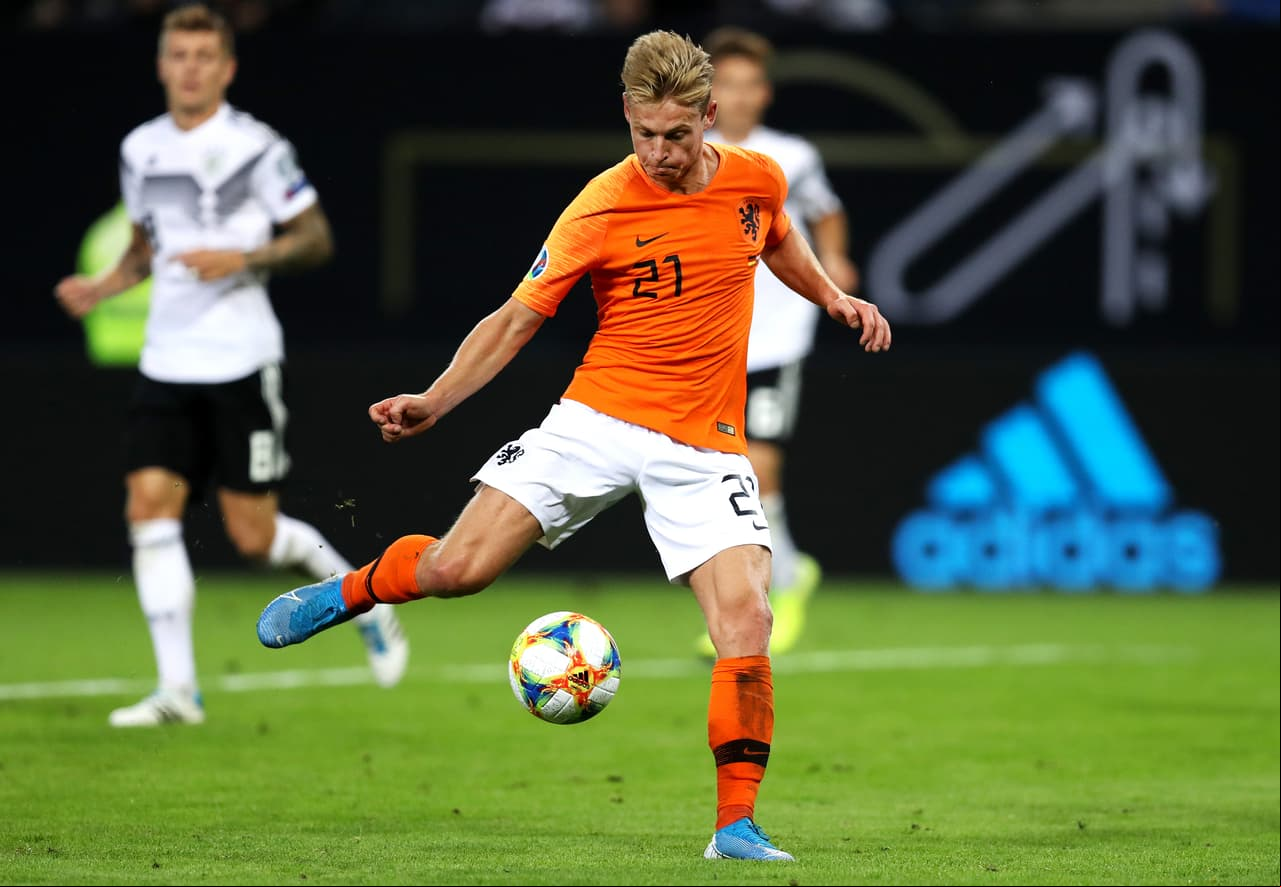 Alemania vencía 1-0 tras un gran primer tiempo pero Holanda mejoró con los cambios de Koeman y remontó en la segunda parte. Frenkie de Jong, Donyell Malen, Georginio Wijnaldum y un autogol de Jonathan Tah permitieron la remontada frente a los germanos que se adelantaron con gol de Gnabry y recortaron distancias gracias al penal bien ejecutado por Toni Kroos.