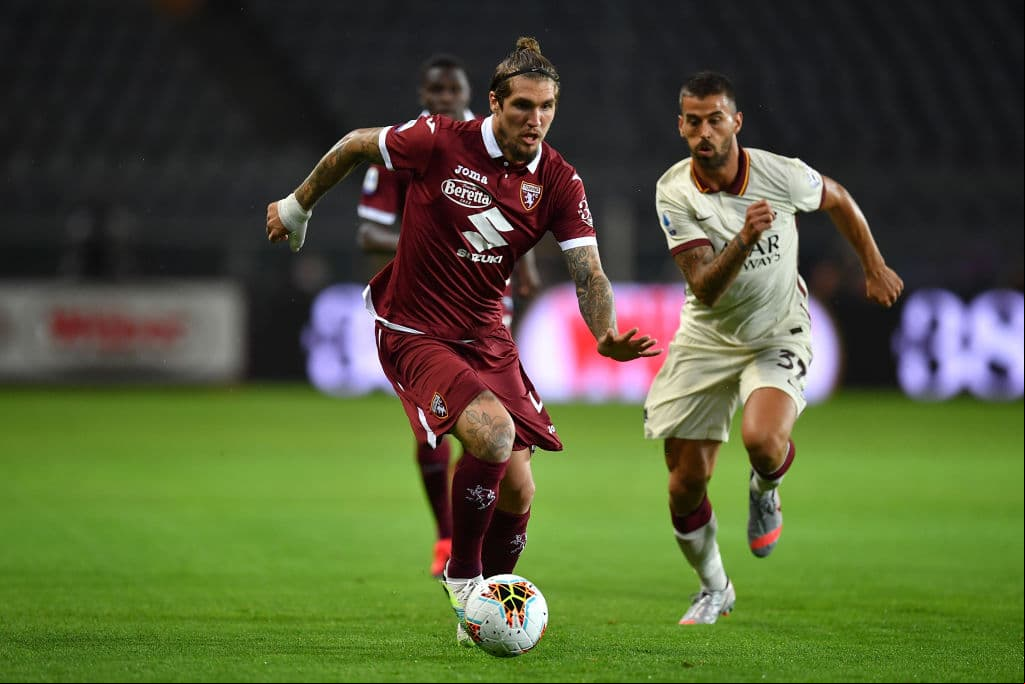 Con resultados de Hellas Verona 3-0 SPAL, Lazio 2-0 Brescia, Sampsoria 1-4 Milán, Sassuolo 5-0 Genoa, Udinese 1-2 Lecce, Fiorentina 4-0 Bologna y Torino 2-3 Roma, la penúltima jornada del futbol italiano.