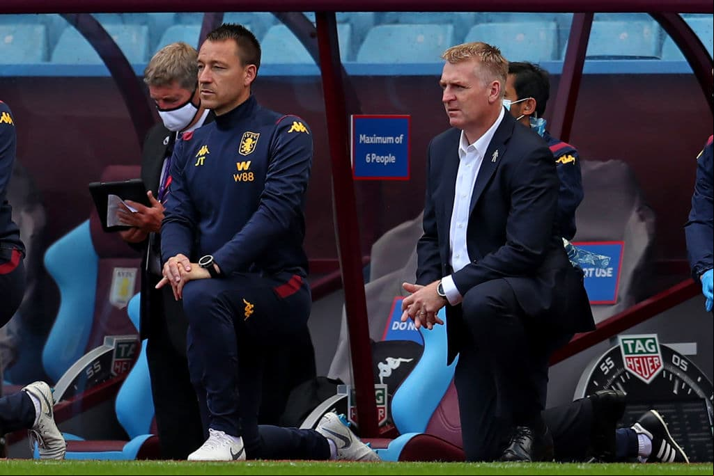 John Terry y Dean Smithse hincan previo al inicio del encuentro.