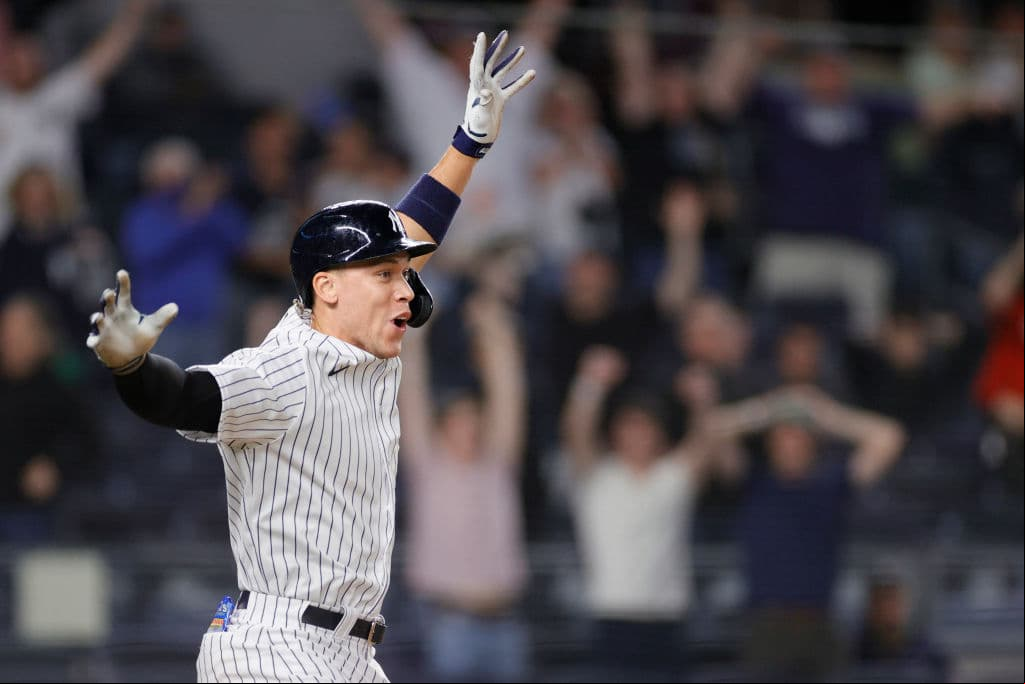 El Yankee Stadium tiene capacidad para 54,251 personas. Quienes ocupan uno de esos asientos dan fe de que, no es lo mismo ver uno de estos juevos en TV que en persona.