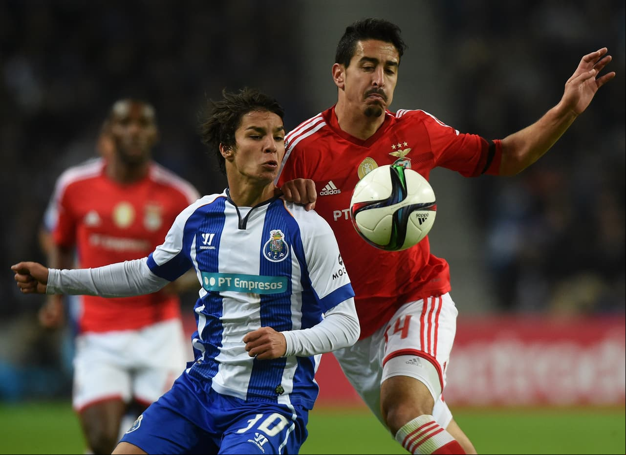 Es, además, una de las ediciones más igualadas entre los tres grandes, en los que el Benfica, con 34 Ligas, sigue como el más laureado, seguido por el Oporto con 27 y el Sporting Lisboa con 18.