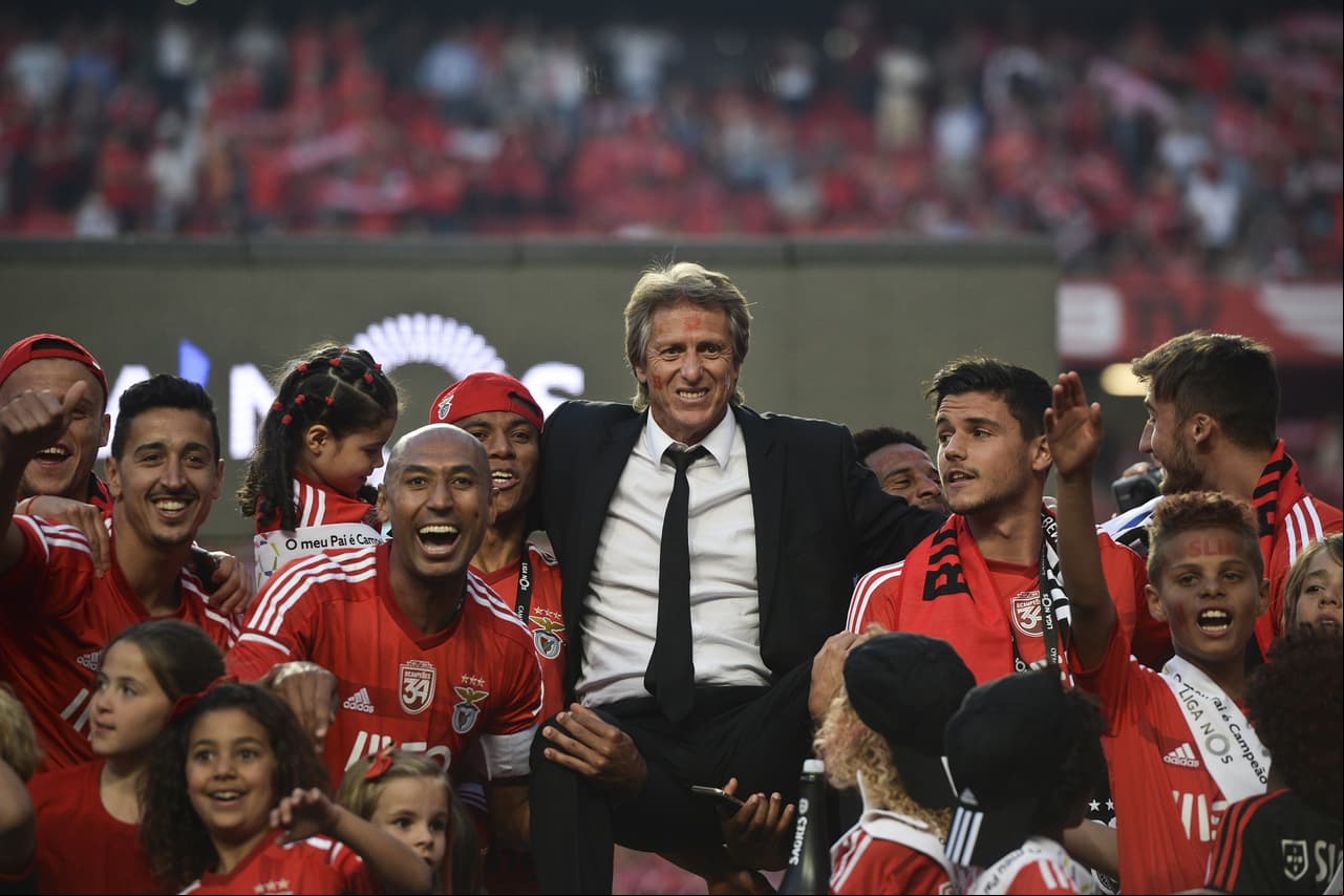 El entrenador Jorge Jesús -técnico de las Águilas durante las últimas seis temporadas y responsable de su vuelta a la senda de los títulos- se marchó a otro gran de la Primeira Liga, el Sporting de Lisboa que busca pelearle a estos dos que han arrasado en Portugal.