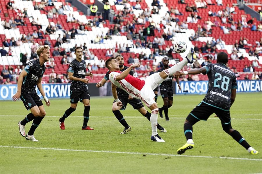 Los de Erik ten Hag golearon al Waalwijk en la segunda fecha de la Eredivisie. Los goles cayeron por parte de Dusan Tadic, Zakaria Labyad y Lisandro Martínez. El mexicano Edson Álvarez jugó durante todo el encuentro.