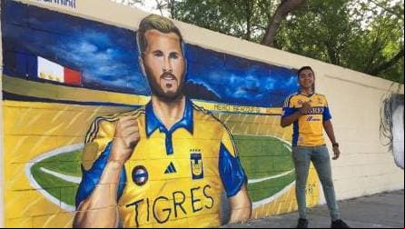 André-Pierre Gignac eternizado en una barda de Monterrey.