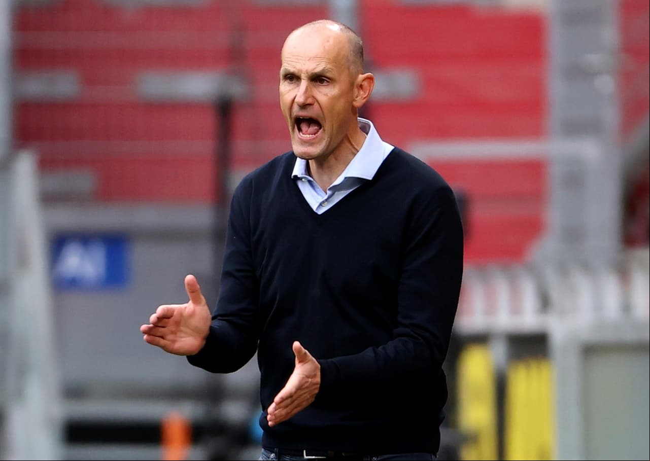 Heiko Herrlich anima a sus jugadores para no bajar los brazos contra el Mainz.