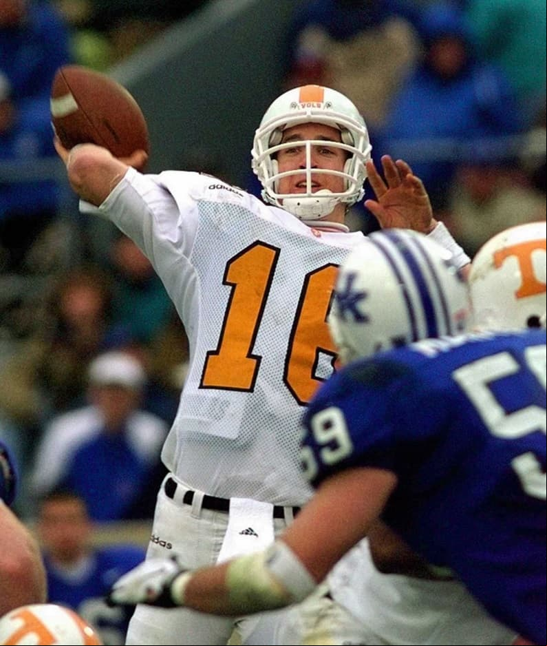 En su época colegial, en la Universidad de Tennessee en 1997, en juego ante Kentucky donde el QB lanzó para 523 yardas y cinco TDs.