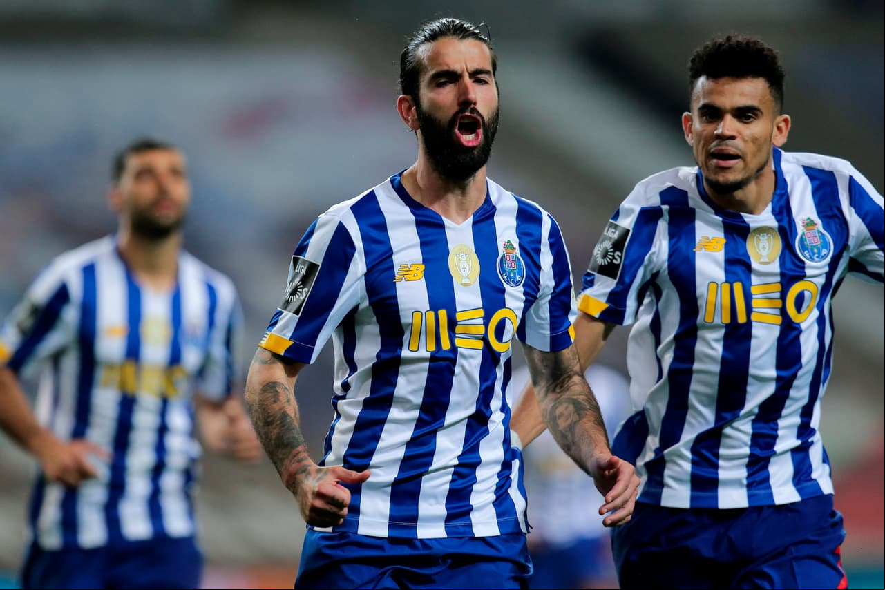 Finalmente Porto abrió el marcador al minuto 49 gracias a un excelente cobro de Sérgio Oliveira que marcó su gol número 19 de la temporada en todas las competencias.