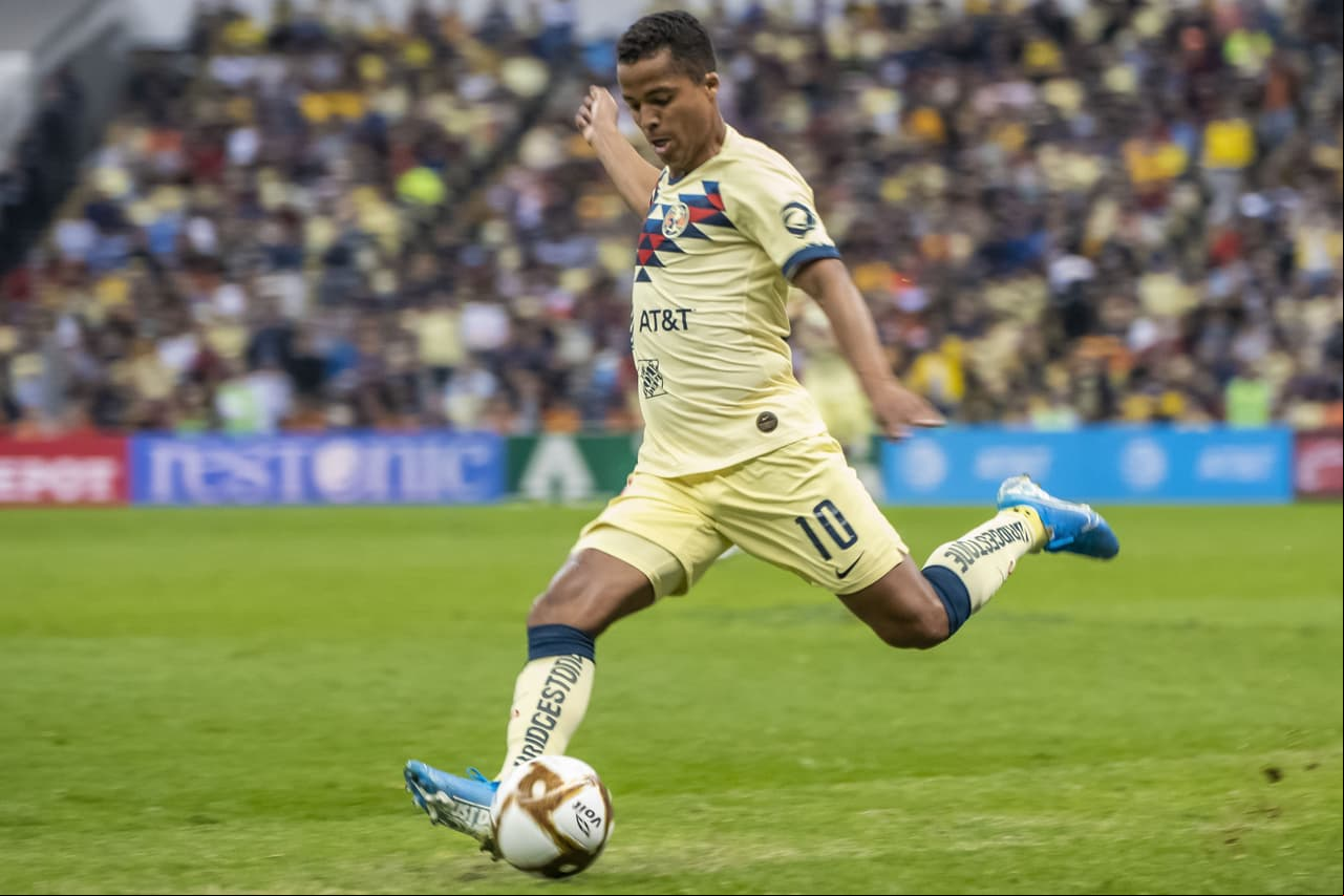 Disparo desviado que intenta Gio dos Santos pero sin poder ver a portería.
