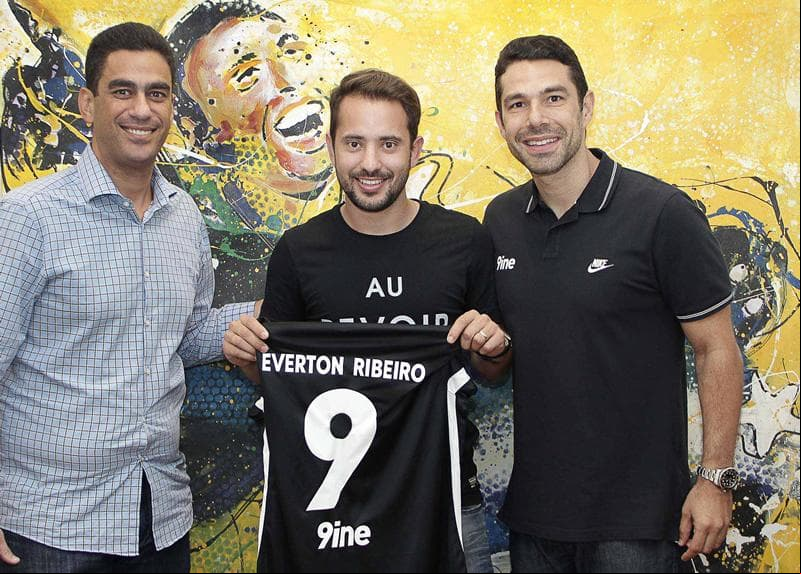 su primer emprendimiento fue 9ine, una empresa de marketing deportivo en la que llegó a tener grandes contratos con Neymar Jr. y la modelo Claudia Leitte.