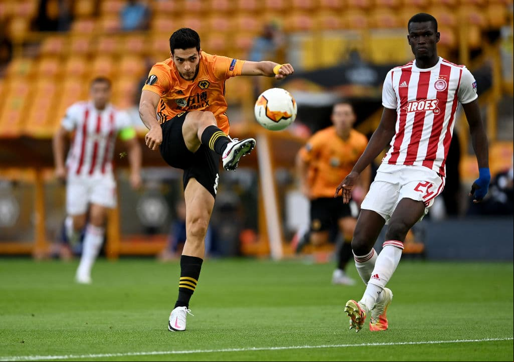 El Olympiacos comienza a presionar más a los jugadores del Wolverhampton y la defensa empieza a corrgir sus errores cerrando los espacios.