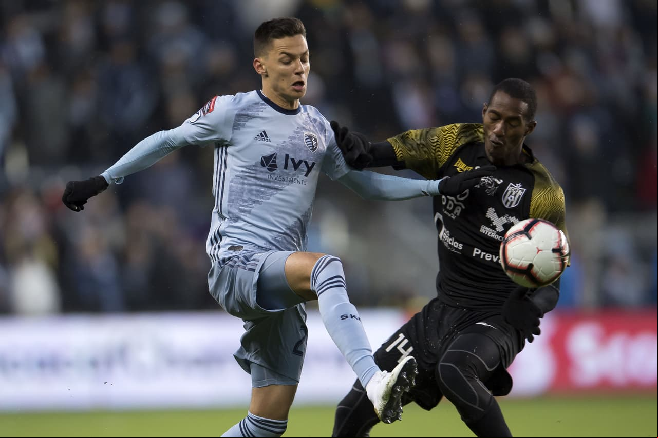 Los estadounidenses jugaban mejor, tenían más la pelota, no permitieron un solo tiro a gol de los panameños en el primer tiempo, pero este envión de poco les sirvió porque no lograron traducirlo en goles, sobre todo el que necesitaban para inclinar a su favor la balanza.