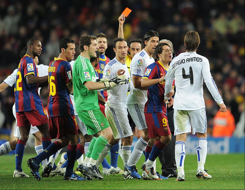 Sergio Ramos pateó a Lionel Messi al final del partido, desatando otra pelea, que le valió la expulsión. Se marchó empujando a Puyol y Xavi de la cara.