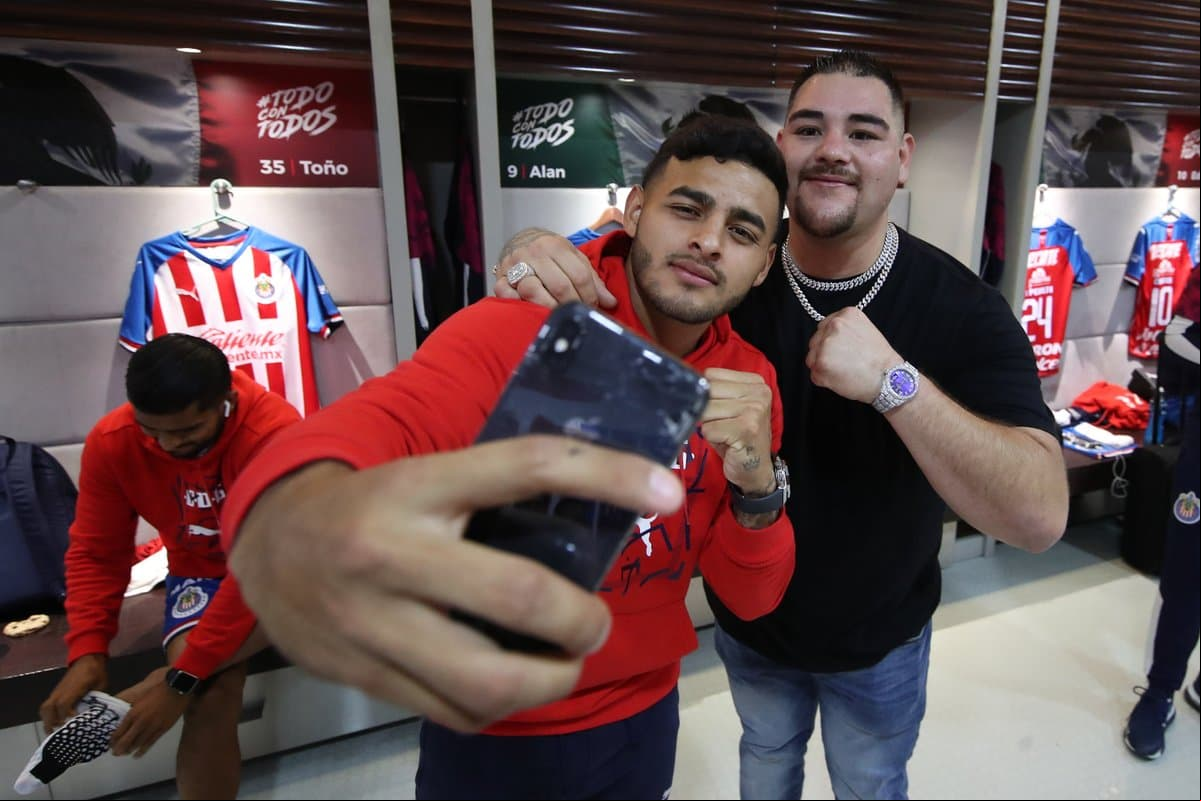 El campeon mundial de boxeo mexicano visitó a las Chivas en su vestuario previo a su encuentro frente al Pachuca.