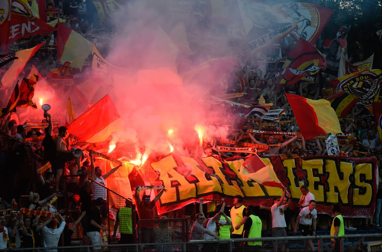 Los fanáticos del Lens viajaron en gran número a Dijon para el juego de vuelta por la promoción en la Ligue 1.