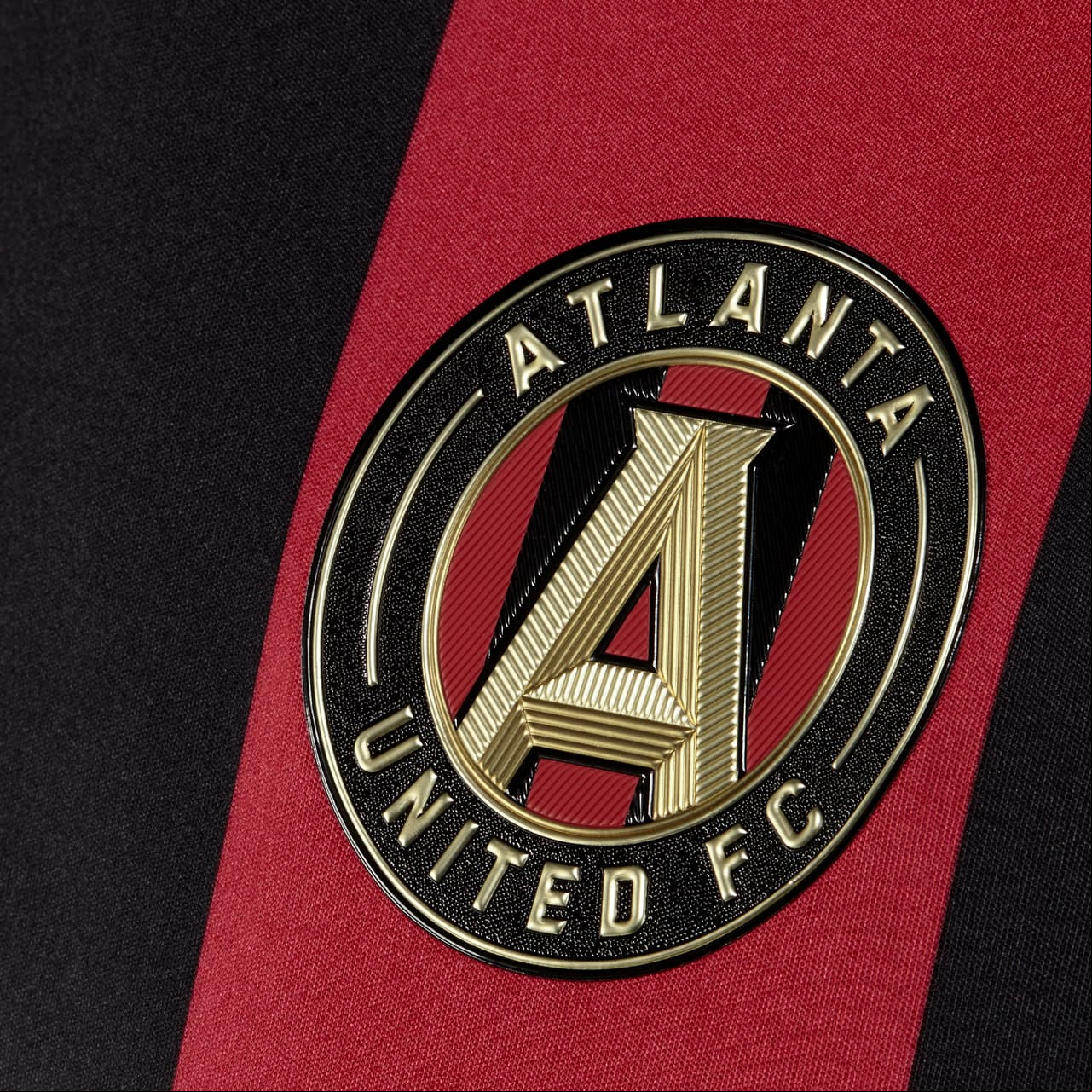 El escudo del equipo está en relieve y con un dorado impactante.