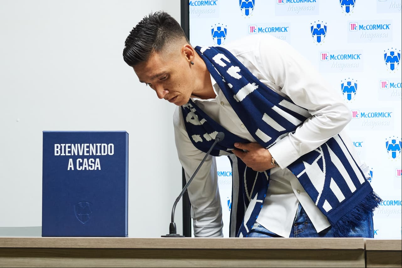 Llegando a la sala de prensa, donde fue presentado como el último refuerzo de Rayados.