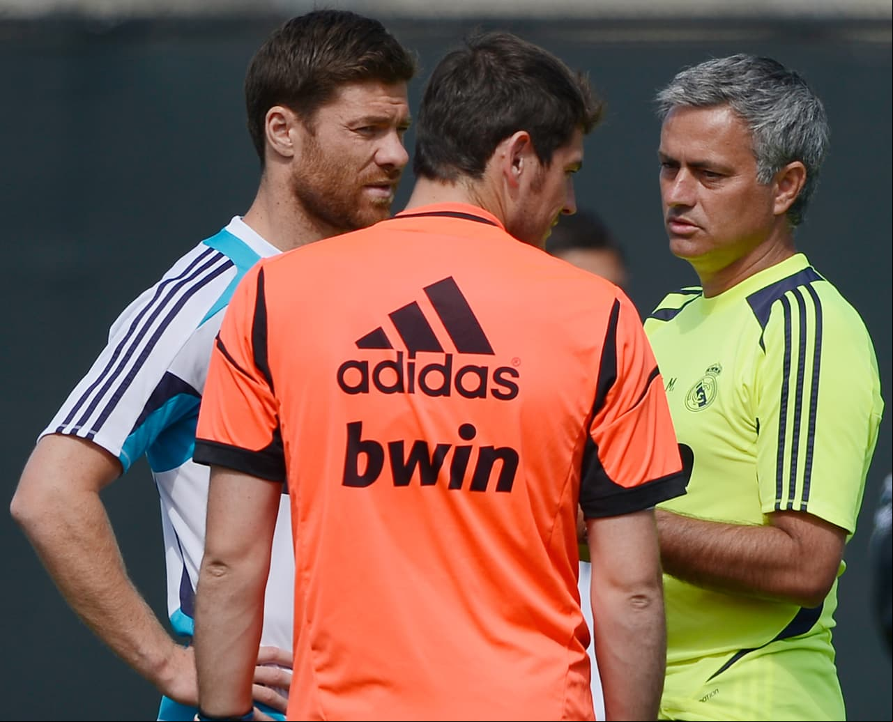 José Mourinho es conocido como 'The Special One' y generó impacto a su llegada al Real Madrid, pero con el tiempo su relación se deterioró en especial con referentes como el arquero Íker Casillas. Tanta polémica al final desembocó en la salida del portugués.