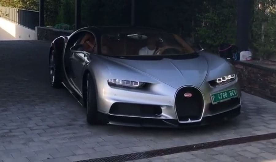 El nombre de este superauto hace honor a 
<b>Louis Chiron</b>, un afamado piloto que ganó grandes premios del automovilismo corriendo para 
<b><a href="https://www.univision.com/temas/alfa-romeo" target="_blank">Alfa Romeo</a></b> y 
<b><a href="https://tudn.descargarjuegos.org/_next/image?url=https://st1.uvnimg.com/98/40/c97a56d84ab89080a6bf4ec02d08/cristiano-chiron7.JPG&w=1280&q=75 1280w