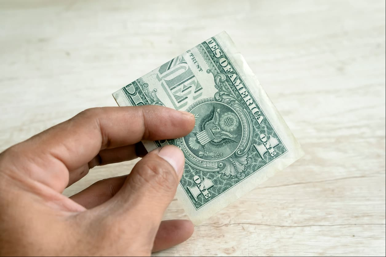 Un niño le regaló su único dólar a un hombre que creyó que era un desamparado y se llevó una increíble sorpresa