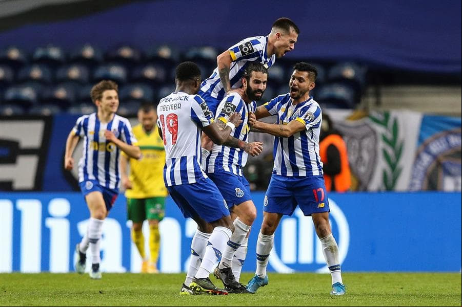 Porto venció a Pacos Ferreira 2-0 en la Liga de Portugal. Los dos goles corrieron a cargo de Pepe al minuto 77, seguido de Sérgio Oliveira un minuto después de la anotación del portugués. El mexicano Jesús 'Tecatito' Corona fue titular, creando situaciones de peligro durante el encuentro.