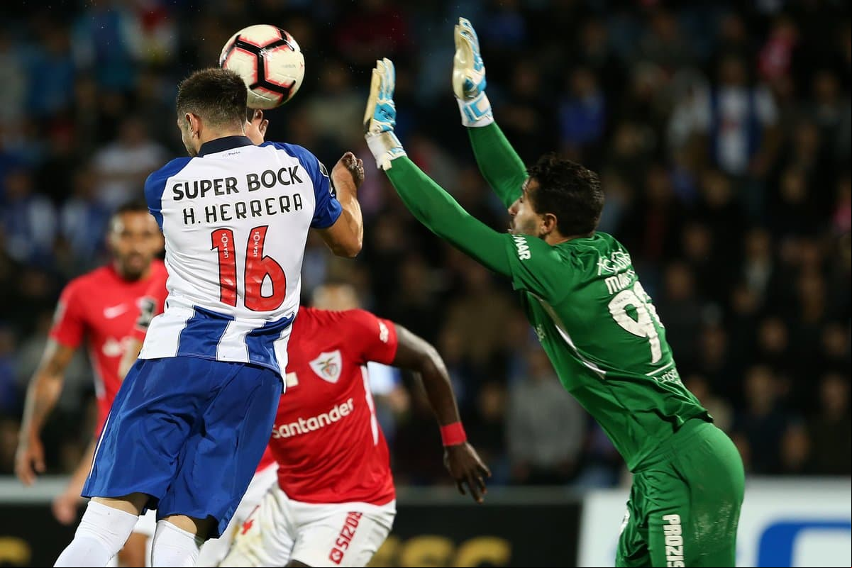Por el juego aéreo lo intentó Héctor Herrera (izquierda), encontrando la respuesta del arquero Marco Pereira (derecha) del Santa Clara.